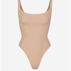 Skims fits everybody square neck bodysuit in clay